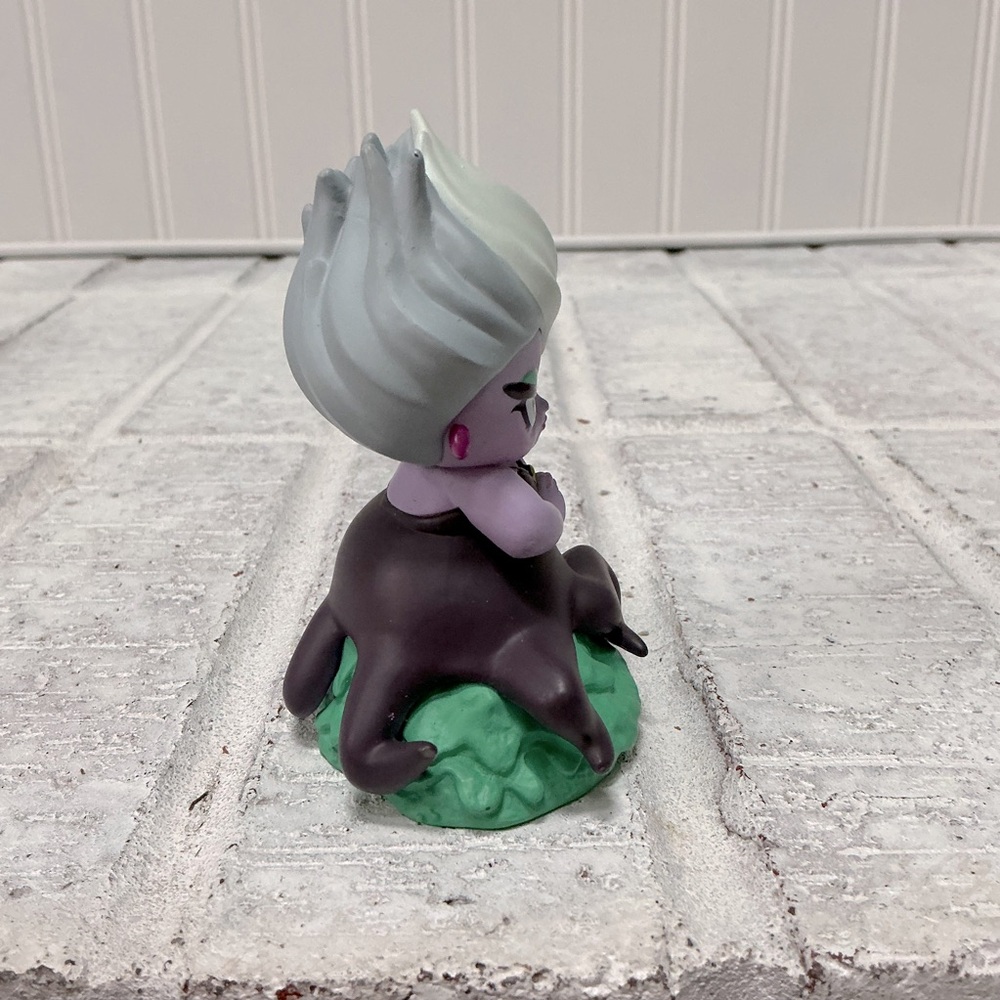 D23 2024 Stacey Aoyama Ursula Vinyl Figure - Picture 5 of 7